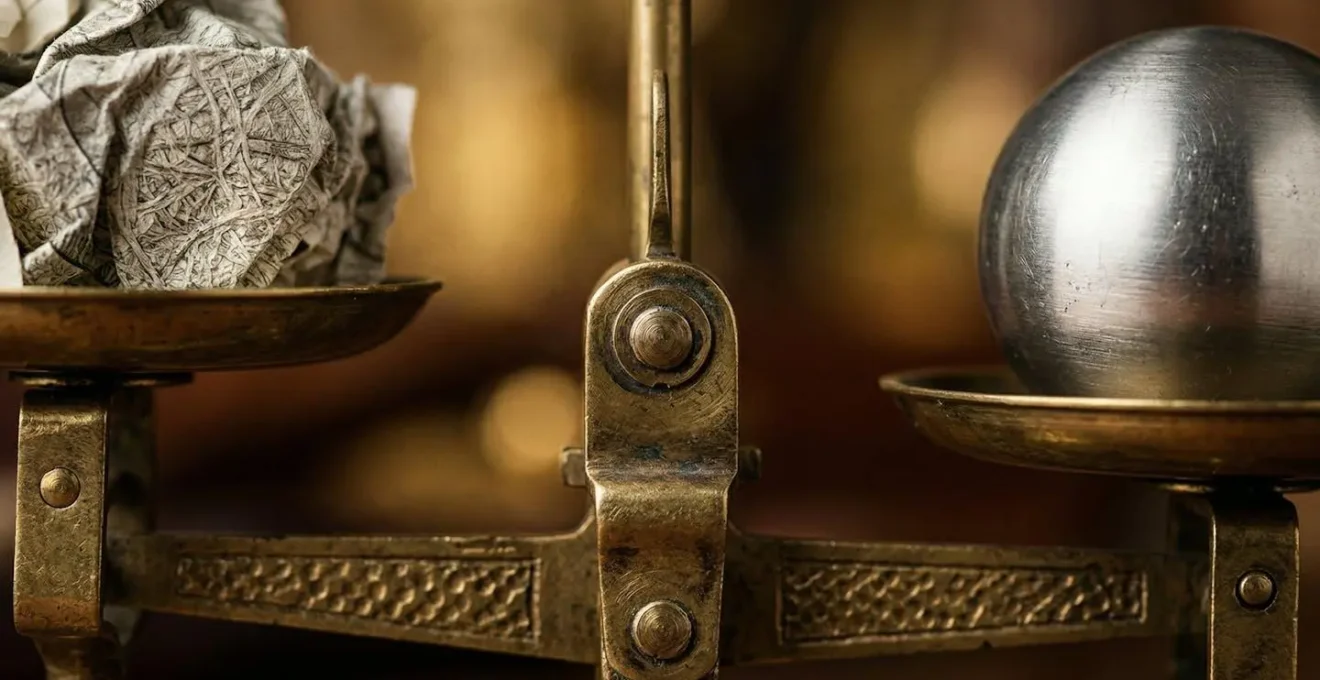 Balance symbolique comparant deux options d'assurance avec documents et calculatrice