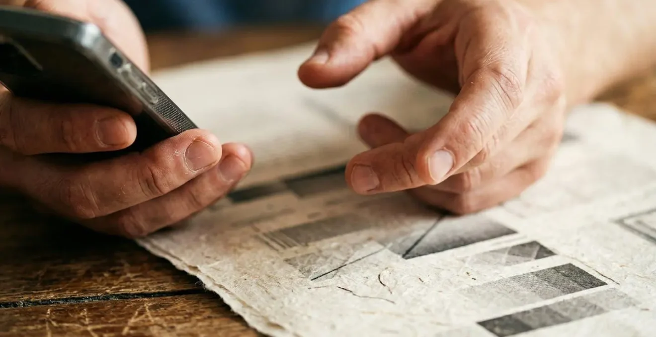 Personne négociant au téléphone avec des documents d'assurance